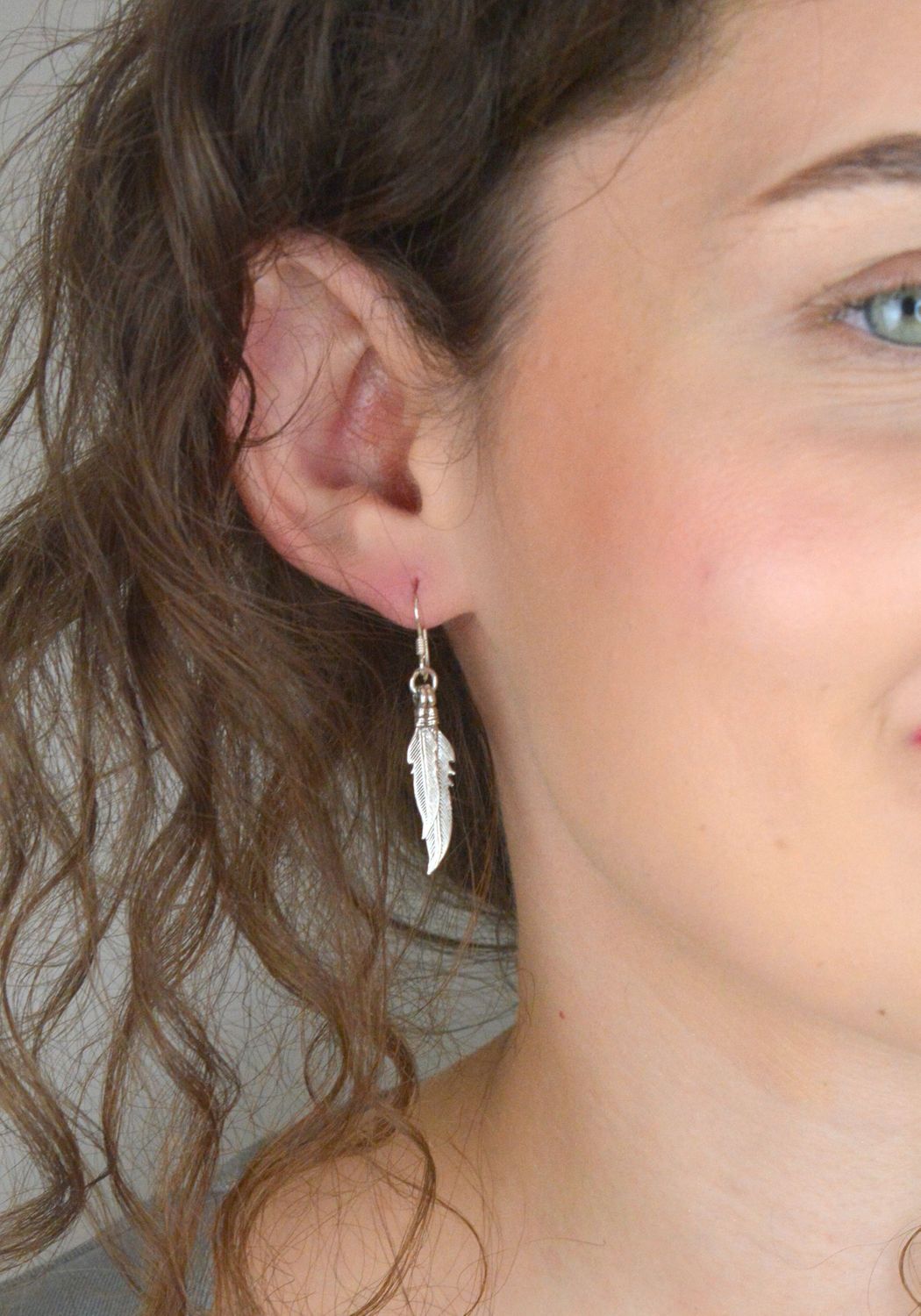 Kolczyki srebrne damskie wiszące z motywem piór, próba 925. Długość 4,2 cm, zapięcie bigiel angielski, waga 2,90 g. Symbol lekkości i stylu w eleganckim wydaniu.1.jpg
