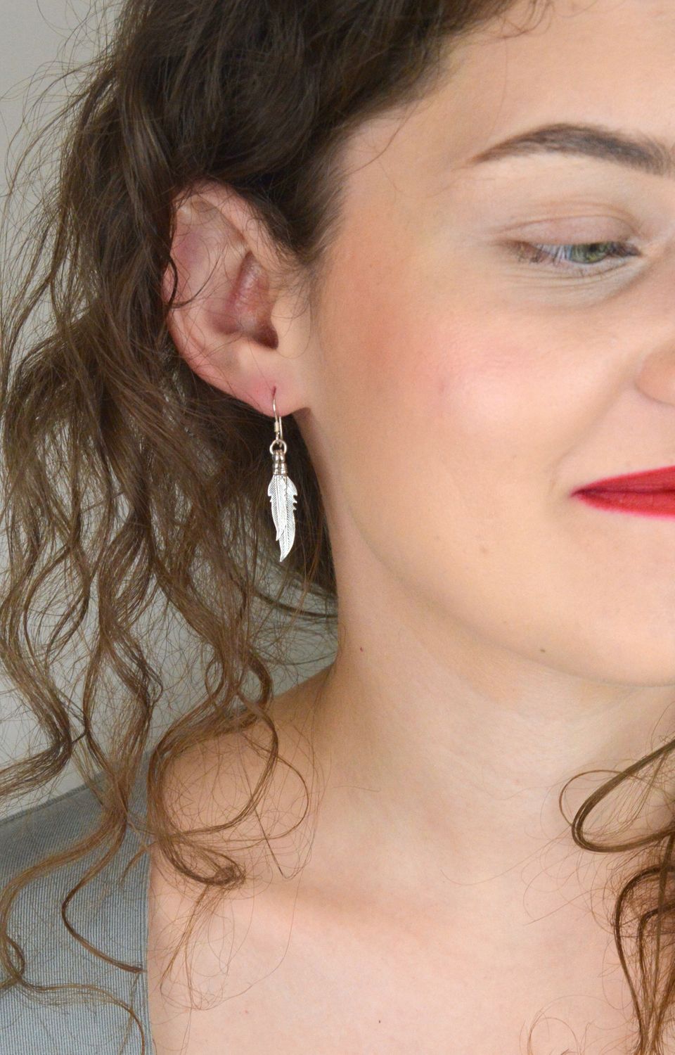 Kolczyki srebrne damskie wiszące z motywem piór, próba 925. Długość 4,2 cm, zapięcie bigiel angielski, waga 2,90 g. Symbol lekkości i stylu w eleganckim wydaniu.1.jpg