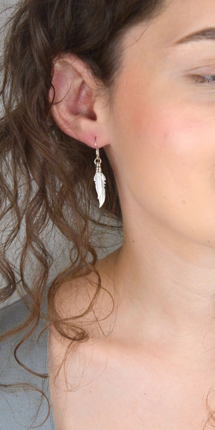 Kolczyki srebrne damskie wiszące z motywem piór, próba 925. Długość 4,2 cm, zapięcie bigiel angielski, waga 2,90 g. Symbol lekkości i stylu w eleganckim wydaniu.1.jpg