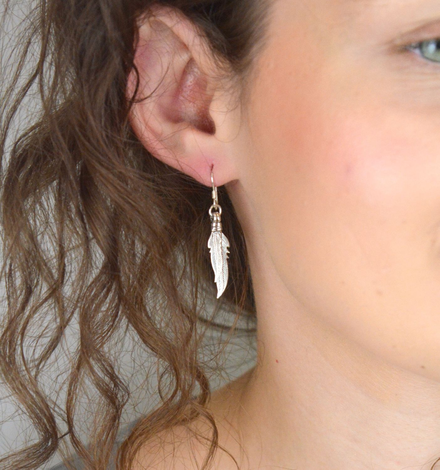 Kolczyki srebrne damskie wiszące z motywem piór, próba 925. Długość 4,2 cm, zapięcie bigiel angielski, waga 2,90 g. Symbol lekkości i stylu w eleganckim wydaniu.1.jpg