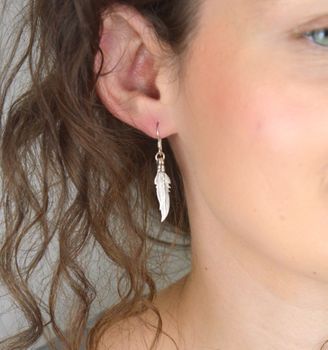 Kolczyki srebrne damskie wiszące z motywem piór, próba 925. Długość 4,2 cm, zapięcie bigiel angielski, waga 2,90 g. Symbol lekkości i stylu w eleganckim wydaniu (4).JPG
