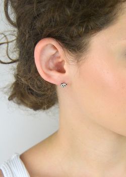 Urocze kolczyki dziecięce w kształcie misia pandy z cyrkonią. Wykonane ze srebra próby 925, lekkie (0,90 g), wielkość 7 mm. Bezpieczne zapięcie na sztyft. Model DIA-KLC-13167-925 – idealne dla dziewczynki (2).JPG
