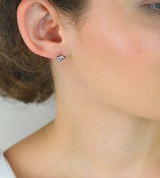 Urocze kolczyki dziecięce w kształcie misia pandy z cyrkonią. Wykonane ze srebra próby 925, lekkie (0,90 g), wielkość 7 mm. Bezpieczne zapięcie na sztyft. Model DIA-KLC-13167-925 – idealne dla dziewczynki (5).JPG