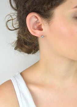 Urocze kolczyki dziecięce w kształcie misia pandy z cyrkonią. Wykonane ze srebra próby 925, lekkie (0,90 g), wielkość 7 mm. Bezpieczne zapięcie na sztyft. Model DIA-KLC-13167-925 – idealne dla dziewczynki (6).JPG