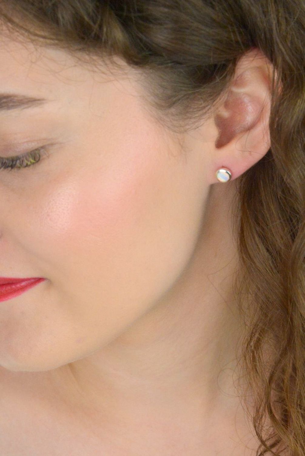 Kolczyki damskie DIA-KLC-13168-925 – srebro próby 925, okrągłe, zdobione syntetycznym opalem, średnica 7 mm, waga 1,80 g, zapięcie na sztyft. Elegancka i ponadczasowa biżuteria.1.jpg