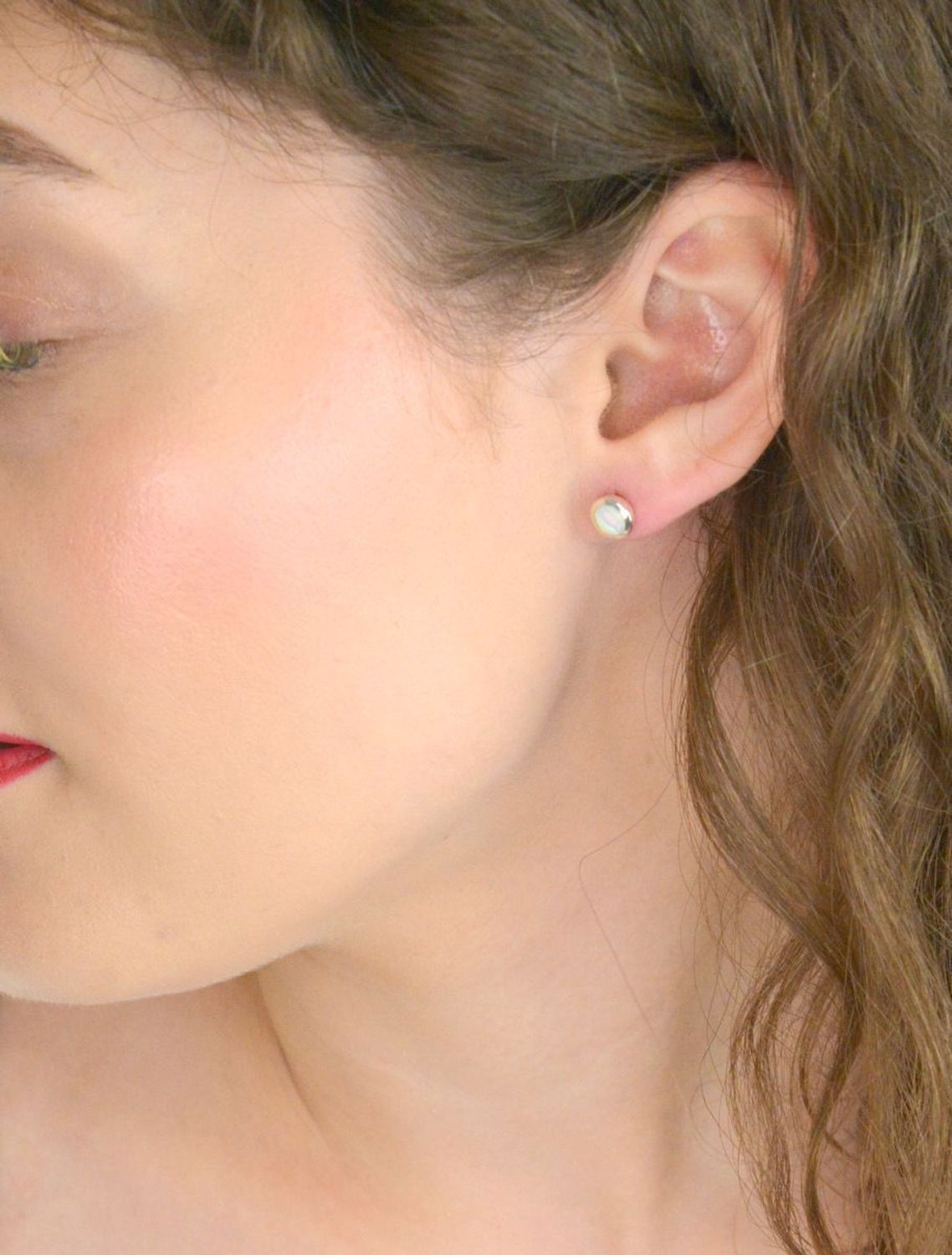 Kolczyki damskie DIA-KLC-13168-925 – srebro próby 925, okrągłe, zdobione syntetycznym opalem, średnica 7 mm, waga 1,80 g, zapięcie na sztyft. Elegancka i ponadczasowa biżuteria.1.jpg