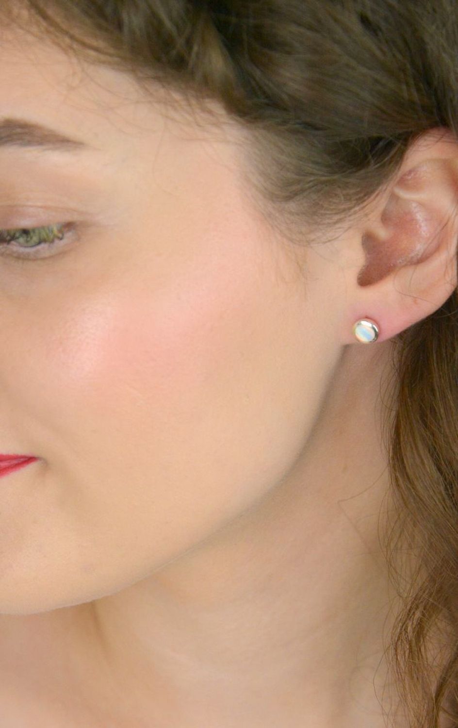 Kolczyki damskie DIA-KLC-13168-925 – srebro próby 925, okrągłe, zdobione syntetycznym opalem, średnica 7 mm, waga 1,80 g, zapięcie na sztyft. Elegancka i ponadczasowa biżuteria.1.jpg