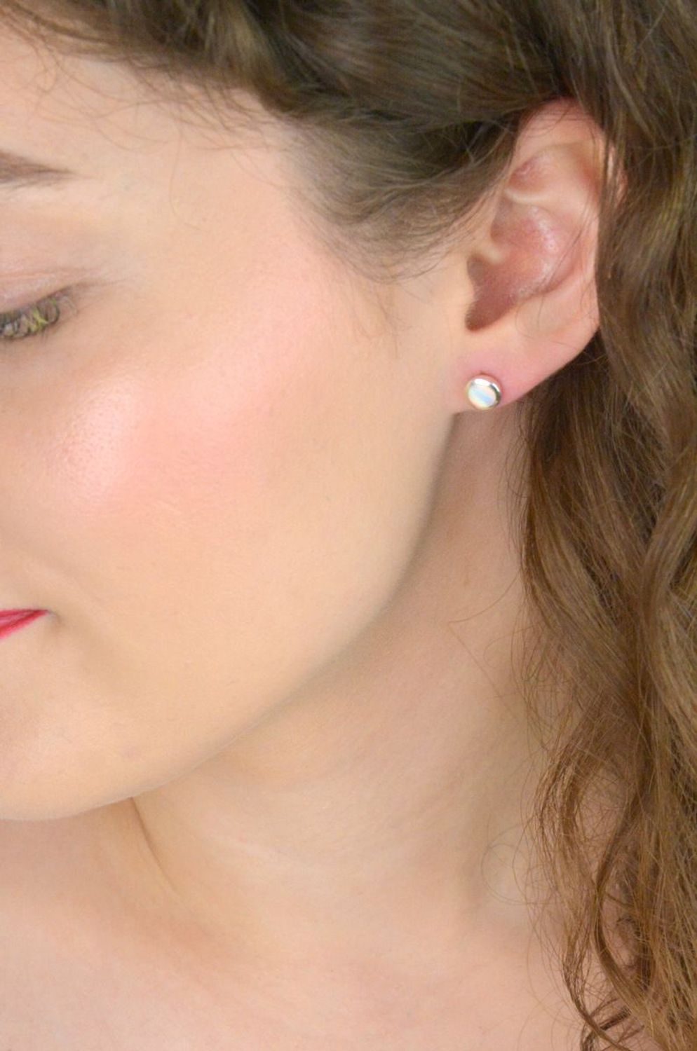 Kolczyki damskie DIA-KLC-13168-925 – srebro próby 925, okrągłe, zdobione syntetycznym opalem, średnica 7 mm, waga 1,80 g, zapięcie na sztyft. Elegancka i ponadczasowa biżuteria.1.jpg