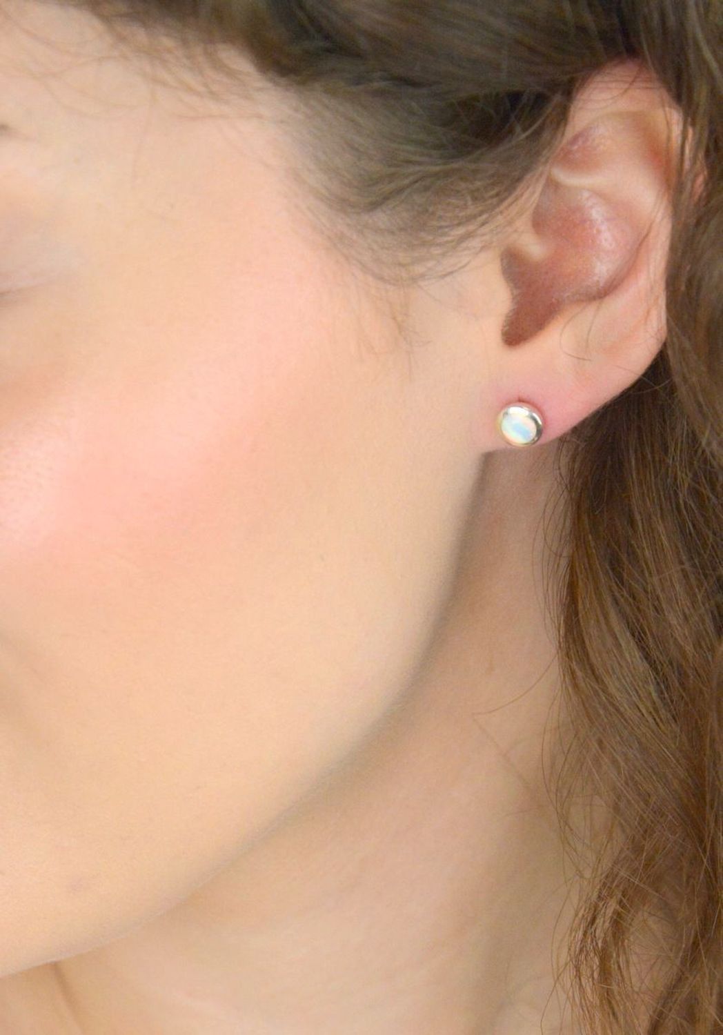 Kolczyki damskie DIA-KLC-13168-925 – srebro próby 925, okrągłe, zdobione syntetycznym opalem, średnica 7 mm, waga 1,80 g, zapięcie na sztyft. Elegancka i ponadczasowa biżuteria.1.jpg