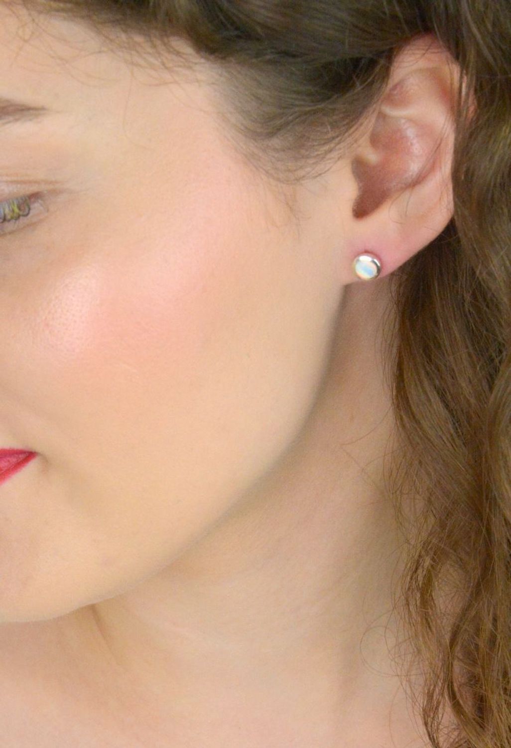 Kolczyki damskie DIA-KLC-13168-925 – srebro próby 925, okrągłe, zdobione syntetycznym opalem, średnica 7 mm, waga 1,80 g, zapięcie na sztyft. Elegancka i ponadczasowa biżuteria.1.jpg