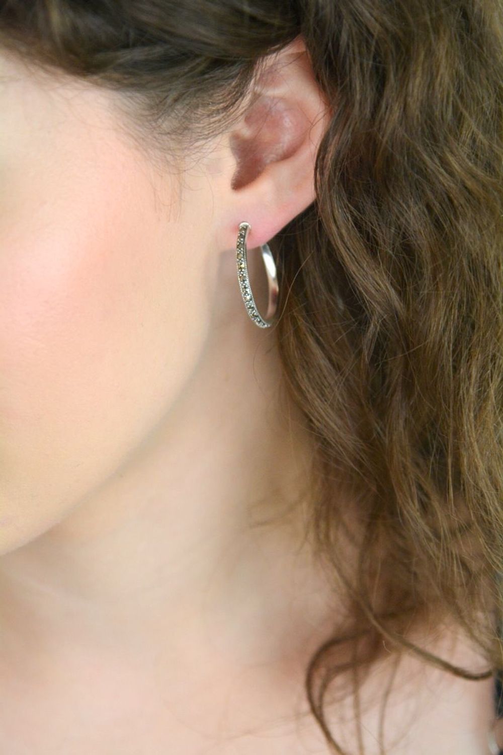 Kolczyki srebrne koła z markazytami – model DIA-KLC-13169-925. Próba 925, długość 2,6 cm, szerokość 3 mm, waga 4,20 g. Klasyczne kolczyki z nutą vintage, zapięcie na sztyft.1.jpg