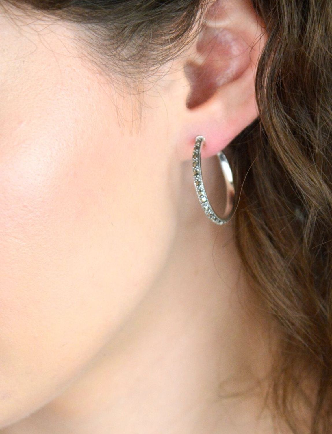 Kolczyki srebrne koła z markazytami – model DIA-KLC-13169-925. Próba 925, długość 2,6 cm, szerokość 3 mm, waga 4,20 g. Klasyczne kolczyki z nutą vintage, zapięcie na sztyft.1.jpg