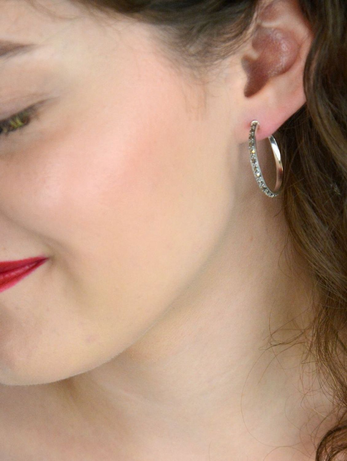 Kolczyki srebrne koła z markazytami – model DIA-KLC-13169-925. Próba 925, długość 2,6 cm, szerokość 3 mm, waga 4,20 g. Klasyczne kolczyki z nutą vintage, zapięcie na sztyft.1.jpg