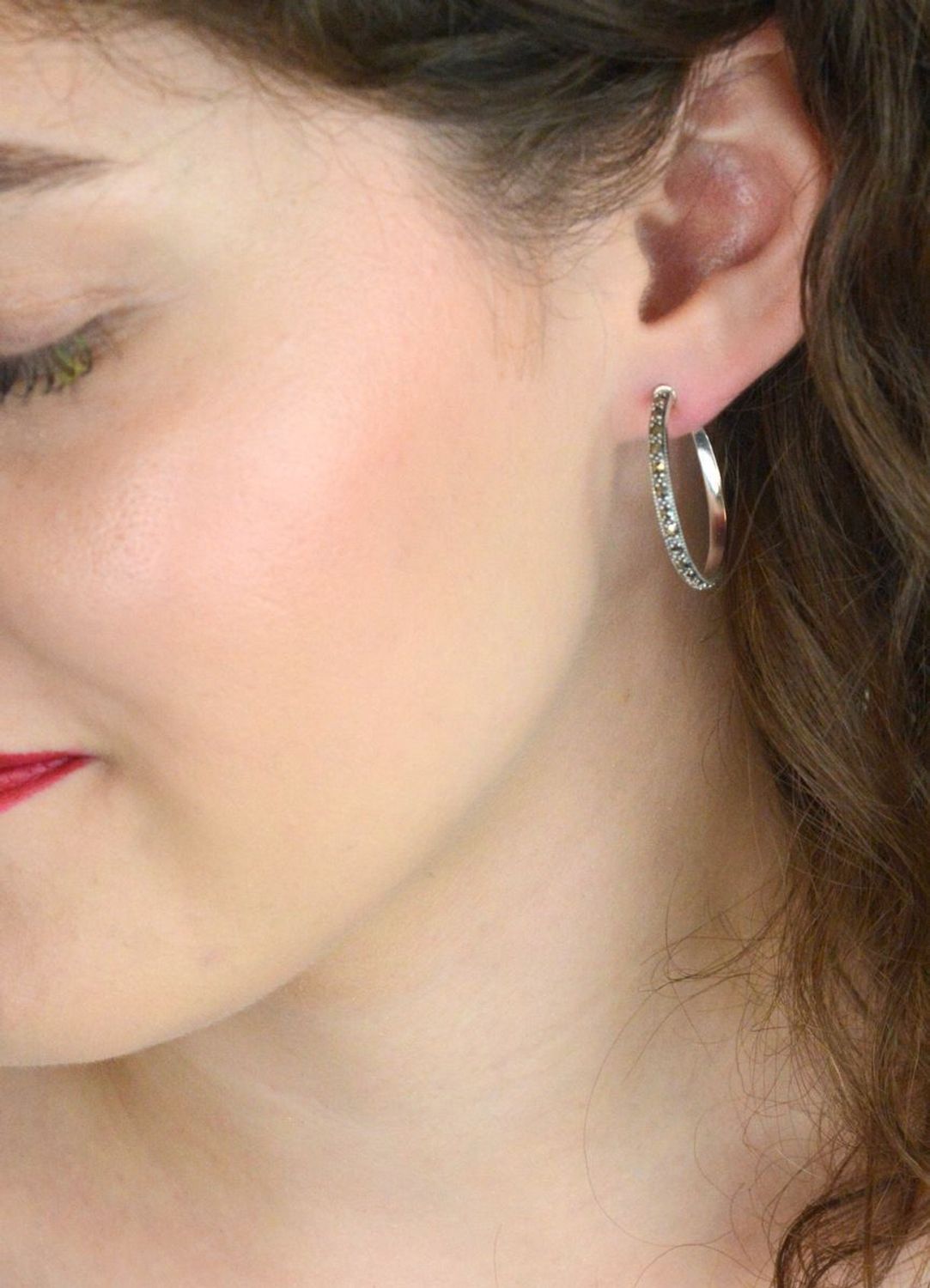 Kolczyki srebrne koła z markazytami – model DIA-KLC-13169-925. Próba 925, długość 2,6 cm, szerokość 3 mm, waga 4,20 g. Klasyczne kolczyki z nutą vintage, zapięcie na sztyft.1.jpg