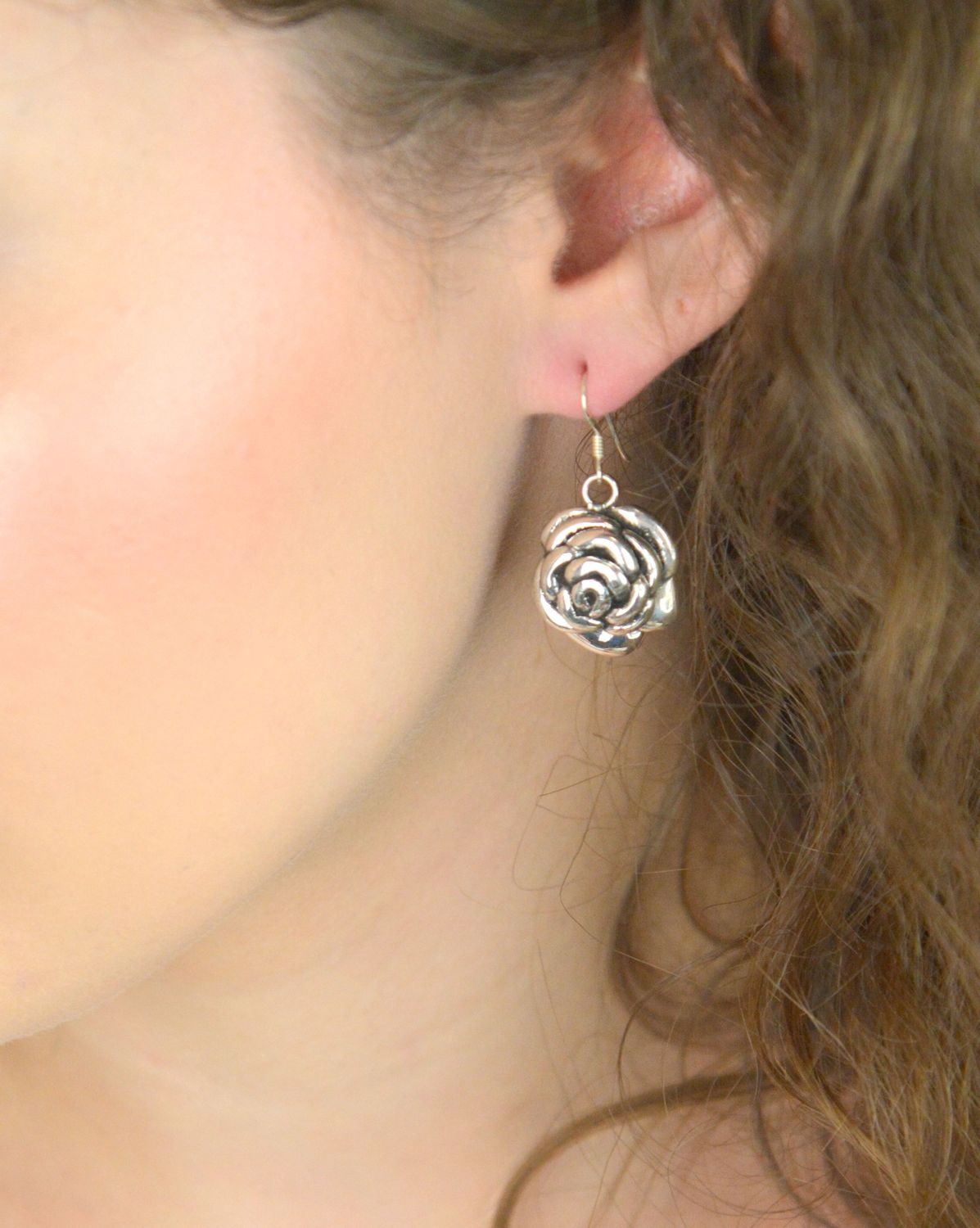 Eleganckie kolczyki damskie wiszące w kształcie róż, wykonane ze srebra próby 925. Model DIA-KLC-13170-925 – 6,62 g, 3,5 cm długości, bigiel przekładany. Idealne na prezent!1.jpg