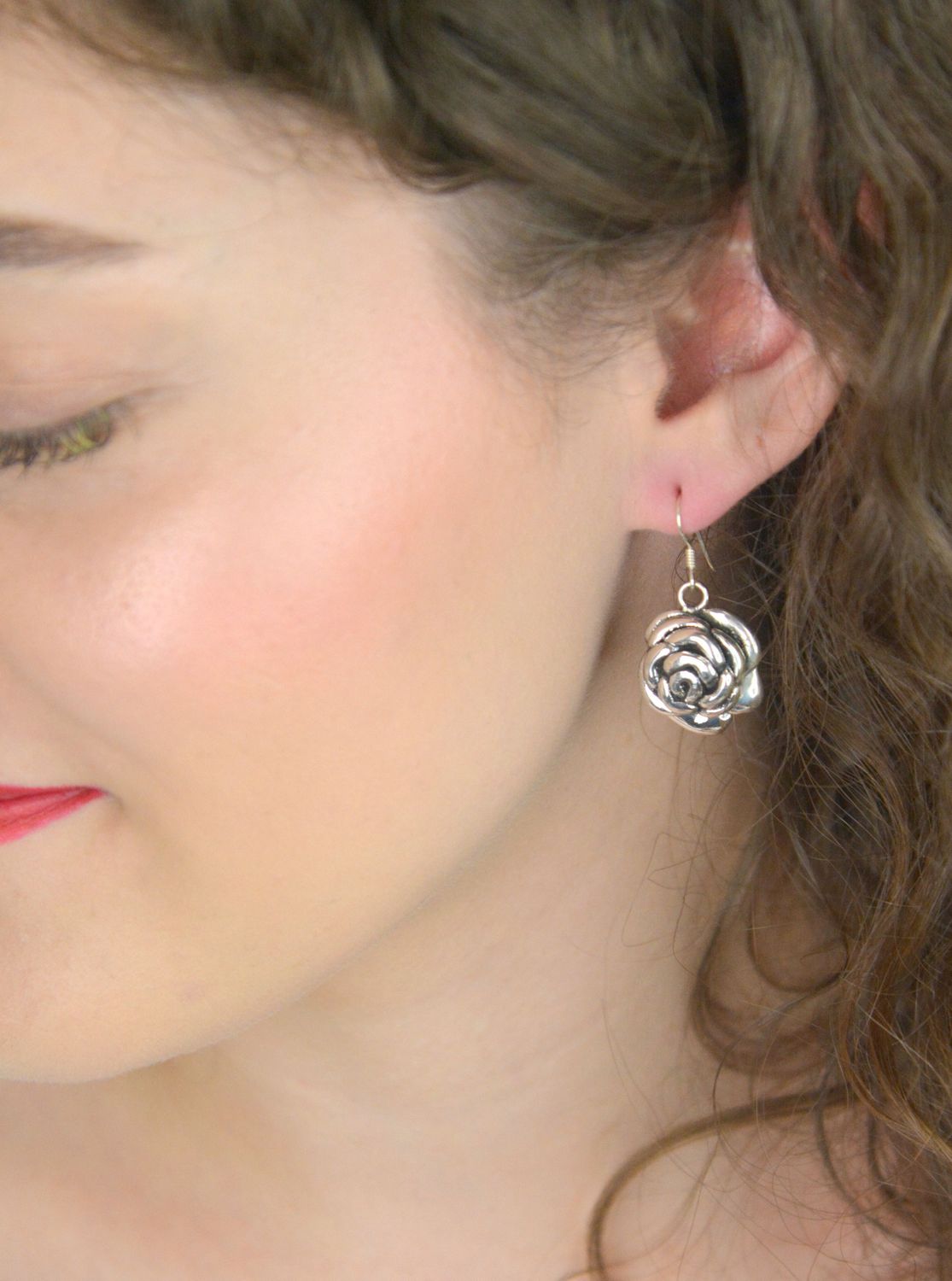 Eleganckie kolczyki damskie wiszące w kształcie róż, wykonane ze srebra próby 925. Model DIA-KLC-13170-925 – 6,62 g, 3,5 cm długości, bigiel przekładany. Idealne na prezent!1.jpg