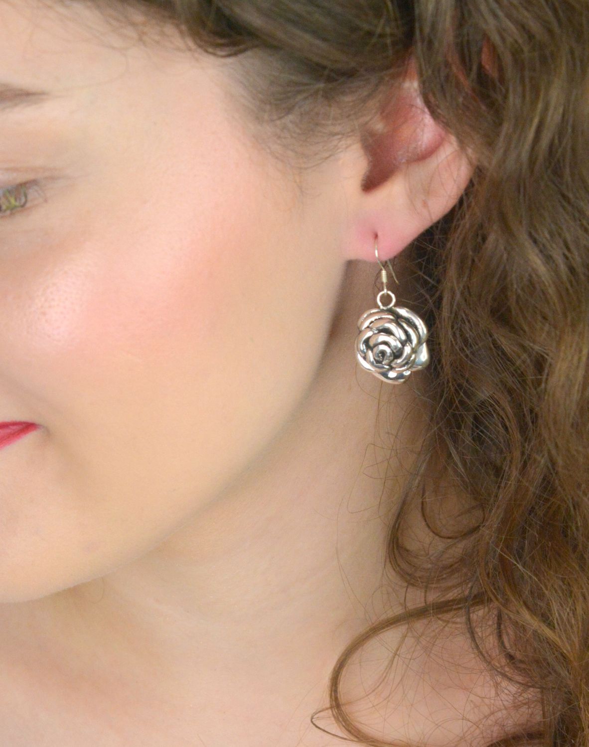 Eleganckie kolczyki damskie wiszące w kształcie róż, wykonane ze srebra próby 925. Model DIA-KLC-13170-925 – 6,62 g, 3,5 cm długości, bigiel przekładany. Idealne na prezent!1.jpg