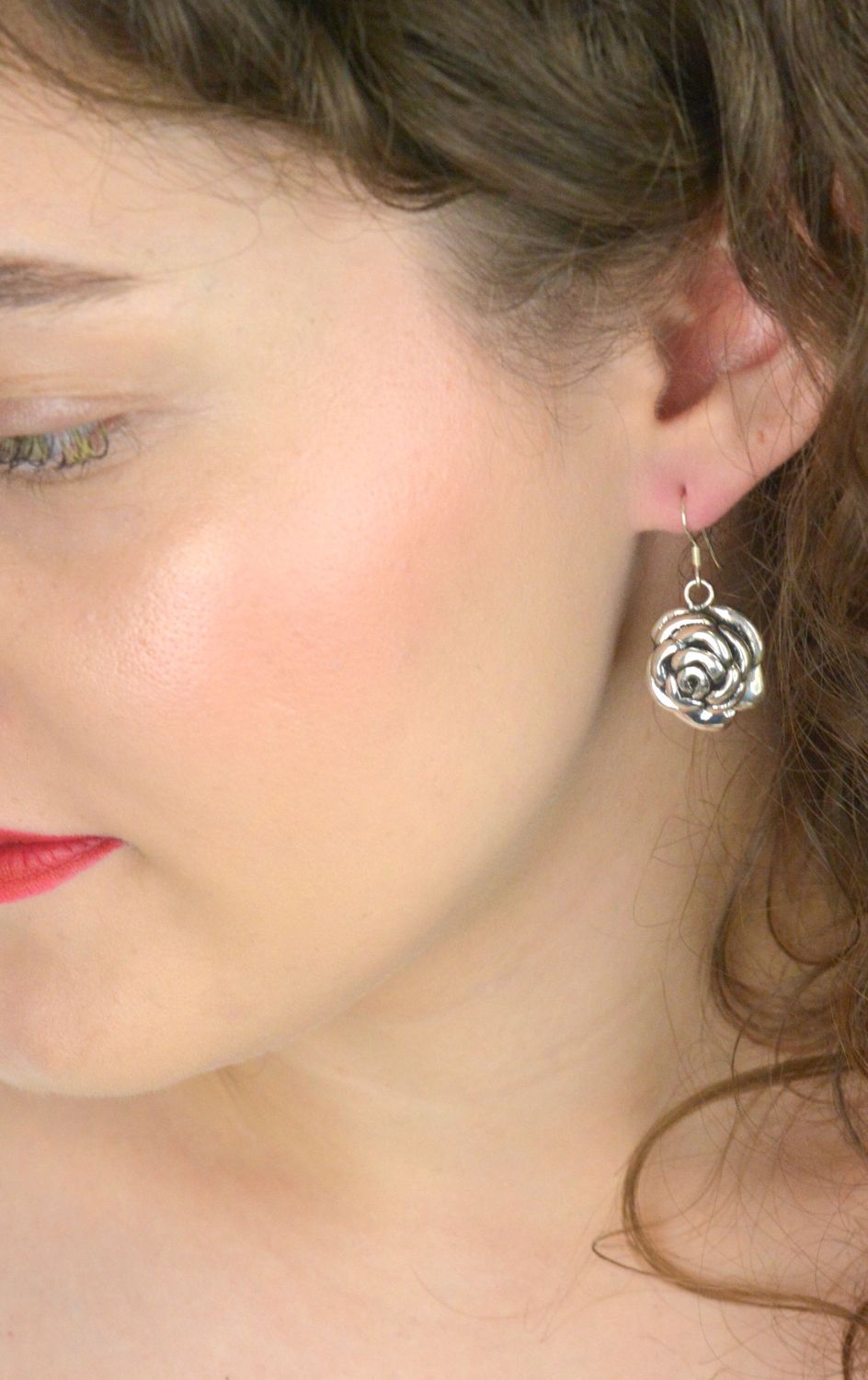 Eleganckie kolczyki damskie wiszące w kształcie róż, wykonane ze srebra próby 925. Model DIA-KLC-13170-925 – 6,62 g, 3,5 cm długości, bigiel przekładany. Idealne na prezent!1.jpg