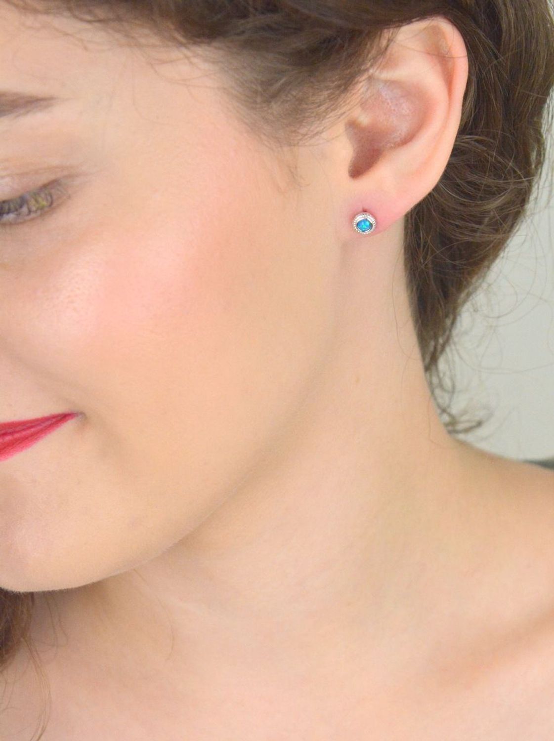 Kolczyki srebrne damskie DIA-KLC-13171-925 z niebieskim opalem syntetycznym. Okrągłe, 5 mm, srebro próby 925, lekkie – tylko 1,00 g, zapięcie na sztyft.1.jpg