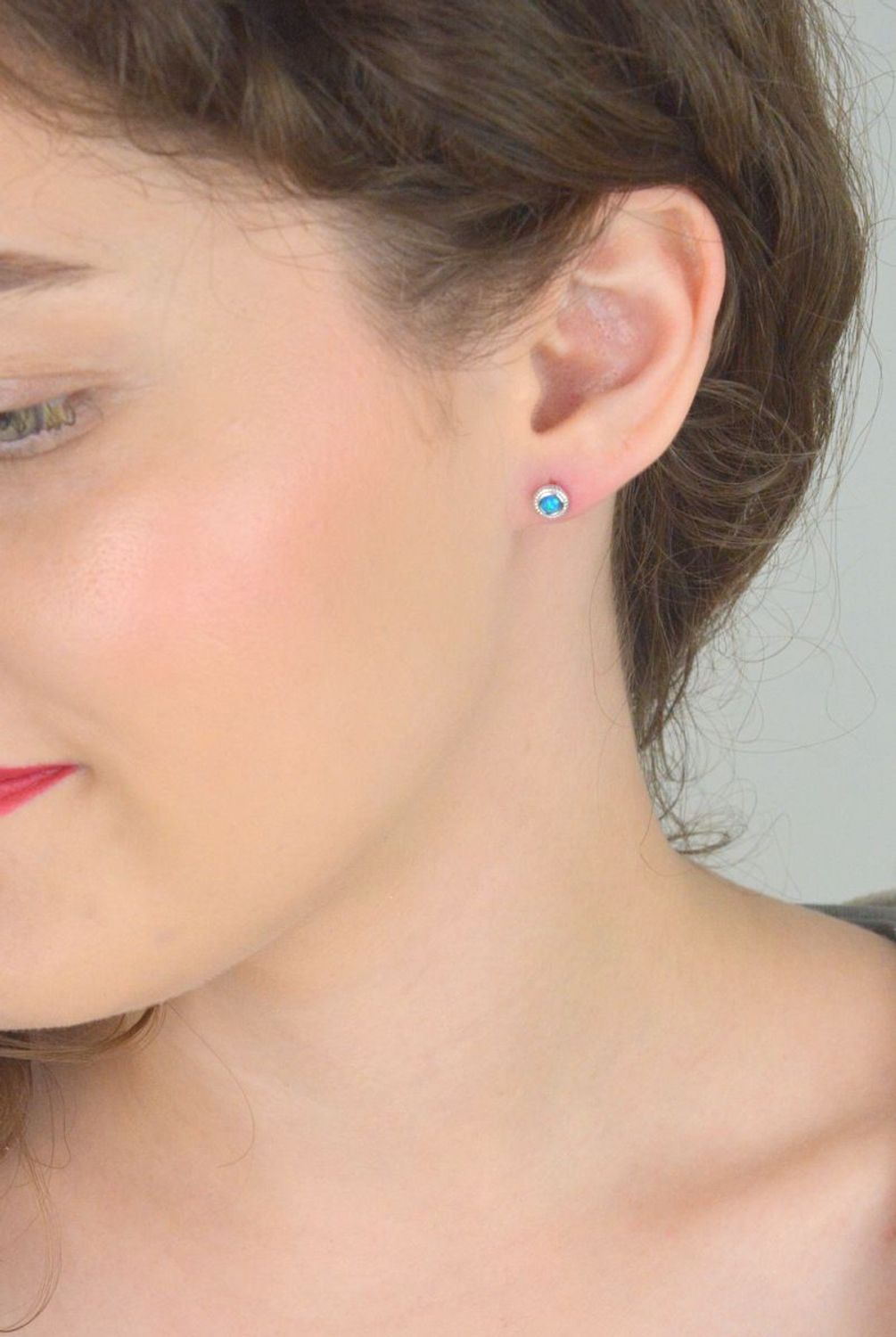 Kolczyki srebrne damskie DIA-KLC-13171-925 z niebieskim opalem syntetycznym. Okrągłe, 5 mm, srebro próby 925, lekkie – tylko 1,00 g, zapięcie na sztyft.1.jpg