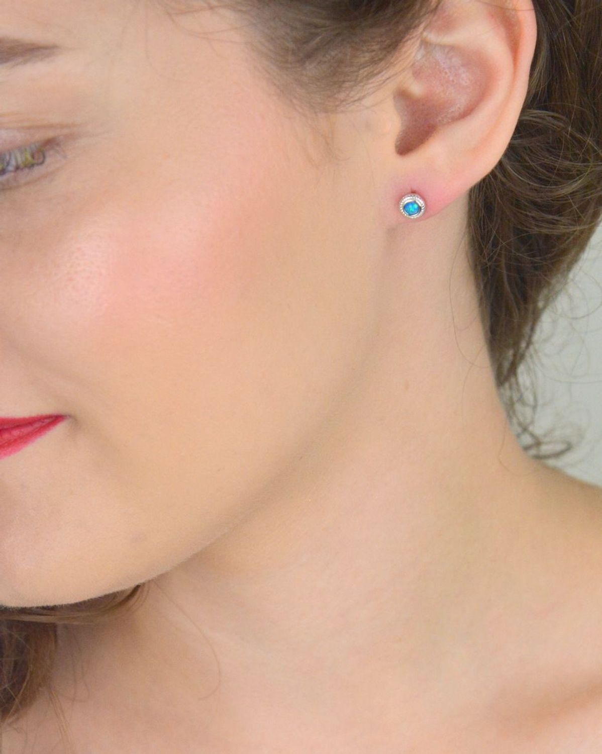 Kolczyki srebrne damskie DIA-KLC-13171-925 z niebieskim opalem syntetycznym. Okrągłe, 5 mm, srebro próby 925, lekkie – tylko 1,00 g, zapięcie na sztyft.1.jpg