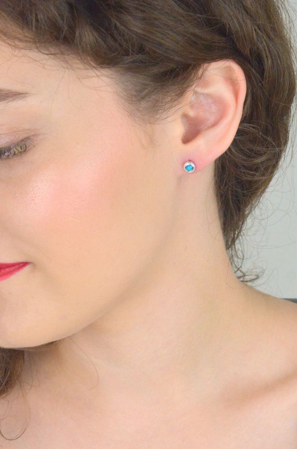 Kolczyki srebrne damskie DIA-KLC-13171-925 z niebieskim opalem syntetycznym. Okrągłe, 5 mm, srebro próby 925, lekkie – tylko 1,00 g, zapięcie na sztyft.1.jpg