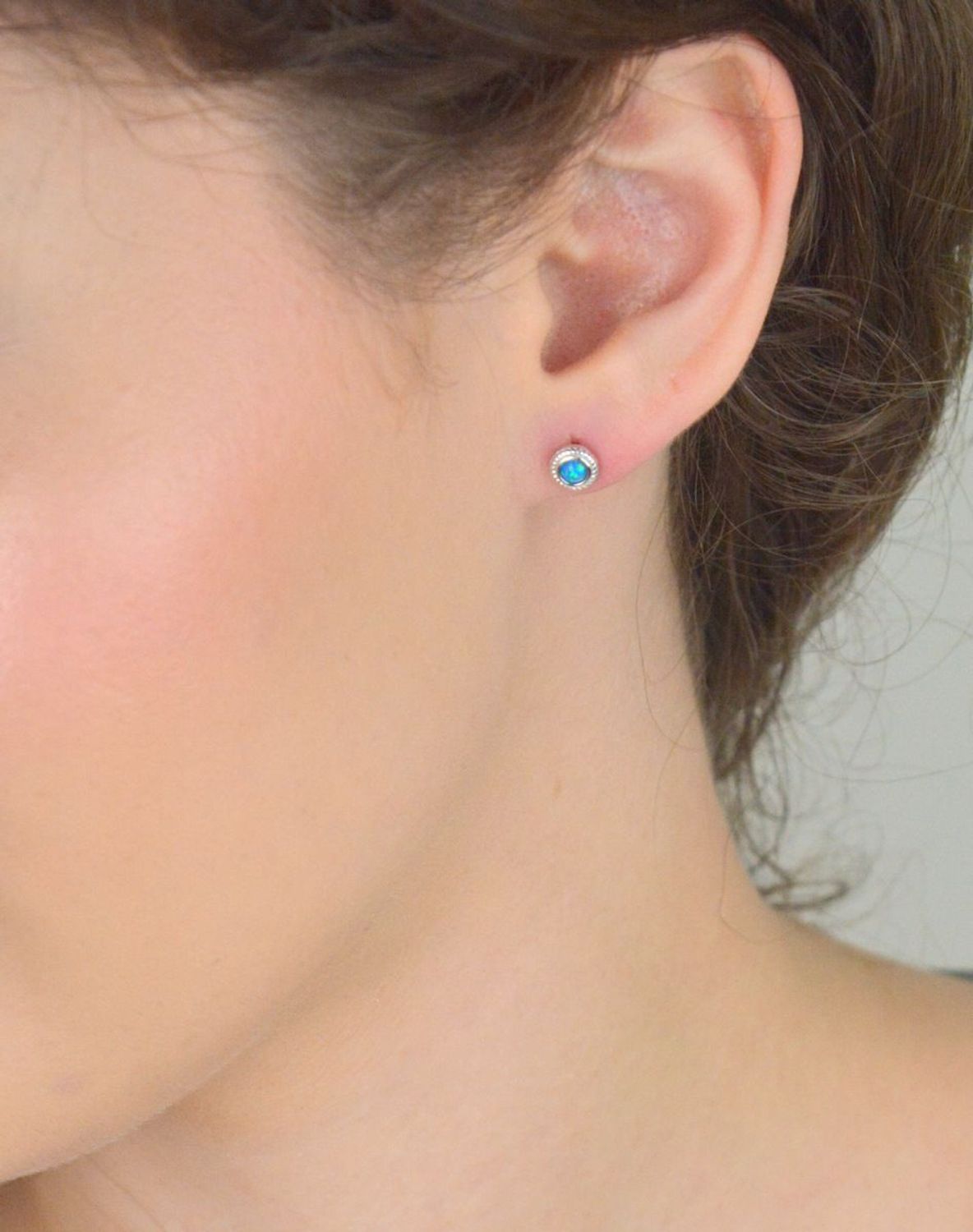 Kolczyki srebrne damskie DIA-KLC-13171-925 z niebieskim opalem syntetycznym. Okrągłe, 5 mm, srebro próby 925, lekkie – tylko 1,00 g, zapięcie na sztyft.1.jpg