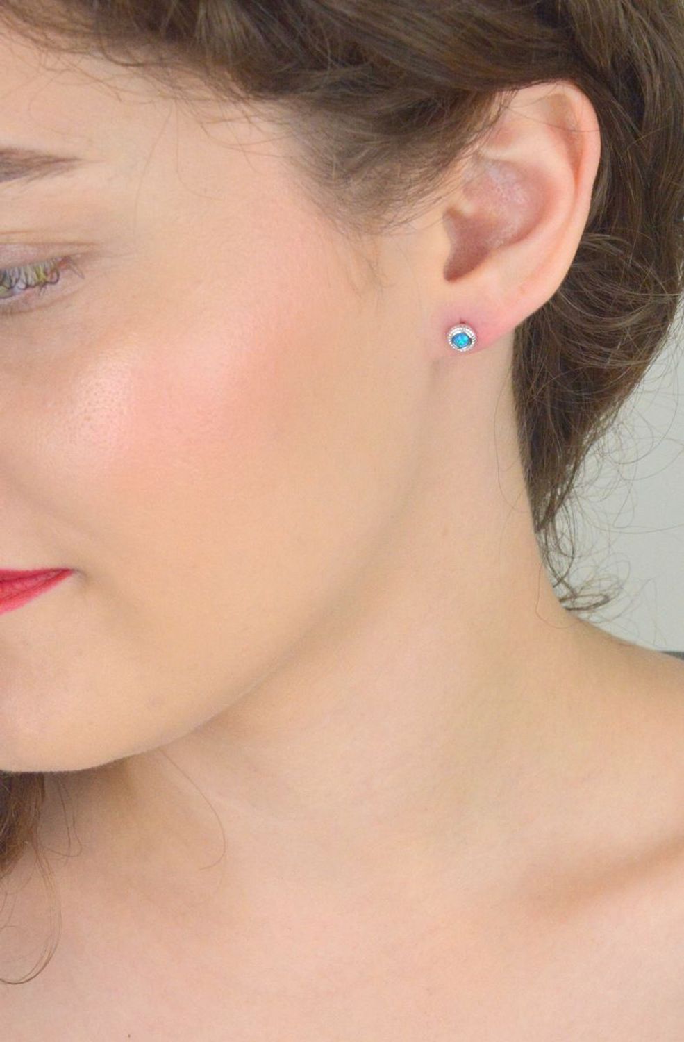 Kolczyki srebrne damskie DIA-KLC-13171-925 z niebieskim opalem syntetycznym. Okrągłe, 5 mm, srebro próby 925, lekkie – tylko 1,00 g, zapięcie na sztyft.1.jpg