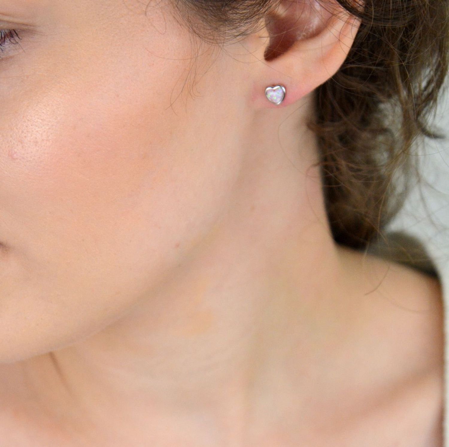 Kolczyki damskie srebrne DIA-KLC-13172-925 – serca z różowym opalem syntetycznym, próba 925, waga 0,90 g, wielkość 5 mm, zapięcie na sztyft. Idealne na prezent.1.jpg