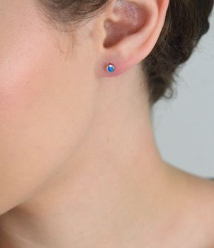 Eleganckie srebrne kolczyki z niebieskim opalem syntetycznym o średnicy 4 mm. Wykonane ze srebra próby 925, lekkie i wygodne – idealne na co dzień i na prezent. Zapięcie na sztyft. Model DIA-KLC-13173-925 (2).JPG