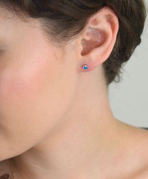 Eleganckie srebrne kolczyki z niebieskim opalem syntetycznym o średnicy 4 mm. Wykonane ze srebra próby 925, lekkie i wygodne – idealne na co dzień i na prezent. Zapięcie na sztyft. Model DIA-KLC-13173-925 (4).JPG