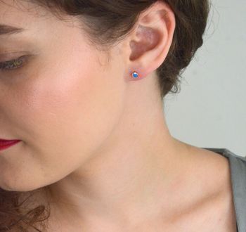 Eleganckie srebrne kolczyki z niebieskim opalem syntetycznym o średnicy 4 mm. Wykonane ze srebra próby 925, lekkie i wygodne – idealne na co dzień i na prezent. Zapięcie na sztyft. Model DIA-KLC-13173-925 (5).JPG