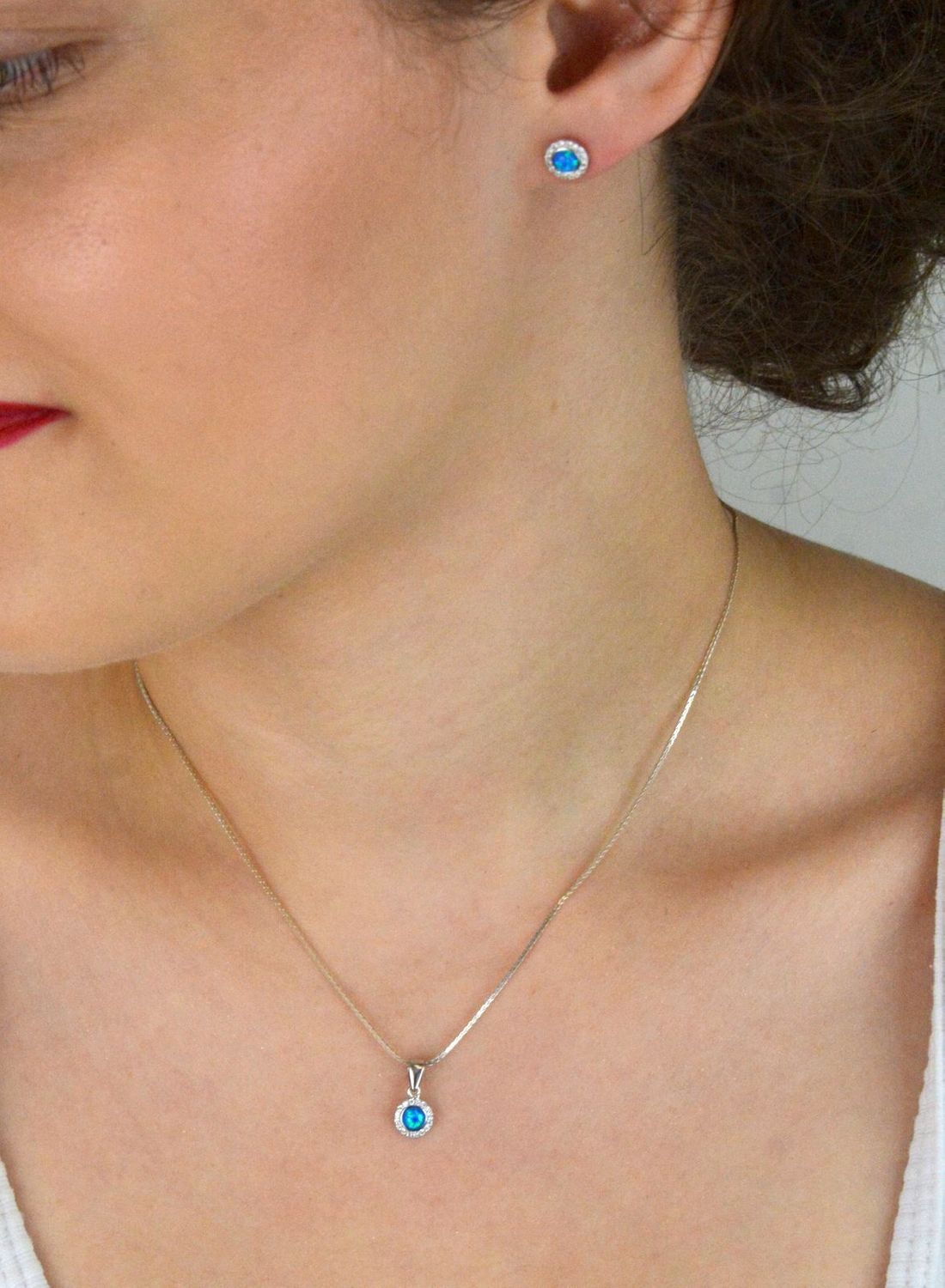 Kolczyki srebrne damskie z niebieskim syntetycznym opalem i cyrkoniami. Próba 925, średnica 7 mm, zapięcie na sztyft. Stylowa i błyszcząca biżuteria na każdą okazję.1.jpg