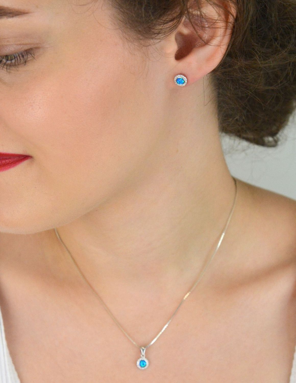 Kolczyki srebrne damskie z niebieskim syntetycznym opalem i cyrkoniami. Próba 925, średnica 7 mm, zapięcie na sztyft. Stylowa i błyszcząca biżuteria na każdą okazję.1.jpg