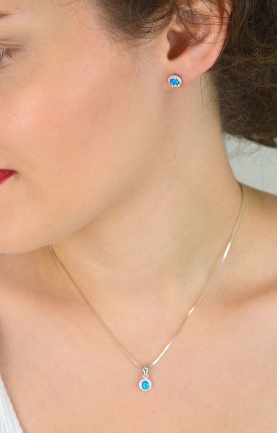 Kolczyki srebrne damskie z niebieskim syntetycznym opalem i cyrkoniami. Próba 925, średnica 7 mm, zapięcie na sztyft. Stylowa i błyszcząca biżuteria na każdą okazję.1.jpg