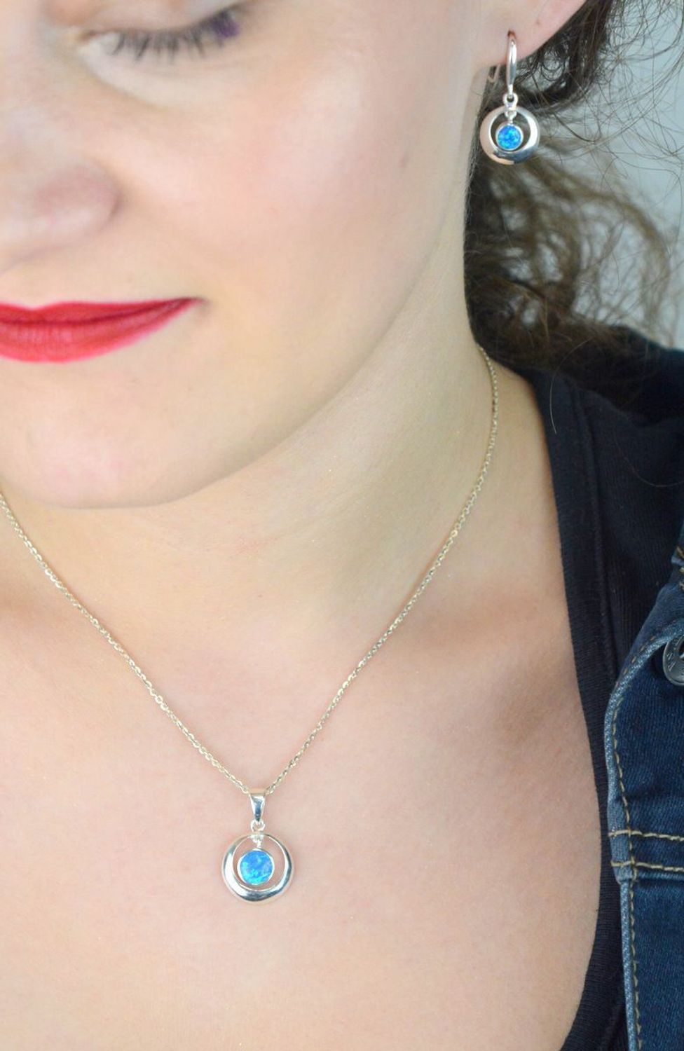 Kolczyki damskie srebrne DIA-KLC-13176-925 – wiszące okrągłe z niebieskim syntetycznym opalem, próba 925, długość 2,7 cm, szerokość 1,2 cm, waga 2,70 g, zapięcie bigiel otwarty.1.jpg