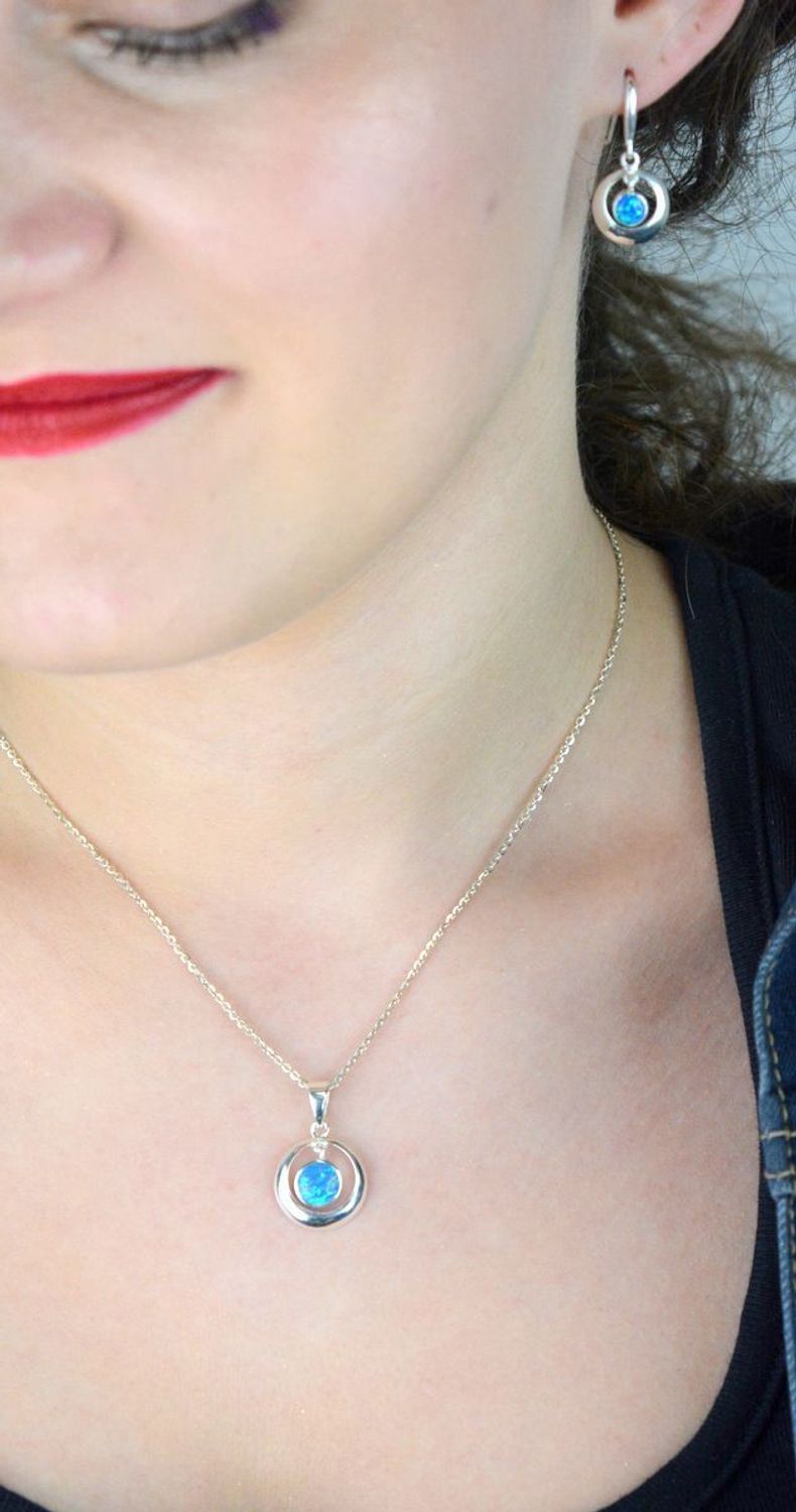 Kolczyki damskie srebrne DIA-KLC-13176-925 – wiszące okrągłe z niebieskim syntetycznym opalem, próba 925, długość 2,7 cm, szerokość 1,2 cm, waga 2,70 g, zapięcie bigiel otwarty.1.jpg