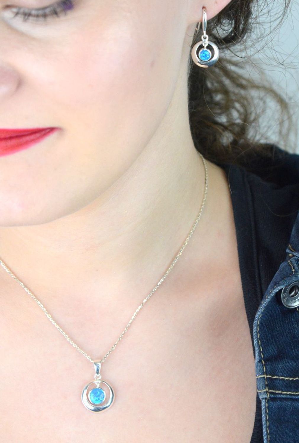 Kolczyki damskie srebrne DIA-KLC-13176-925 – wiszące okrągłe z niebieskim syntetycznym opalem, próba 925, długość 2,7 cm, szerokość 1,2 cm, waga 2,70 g, zapięcie bigiel otwarty.1.jpg