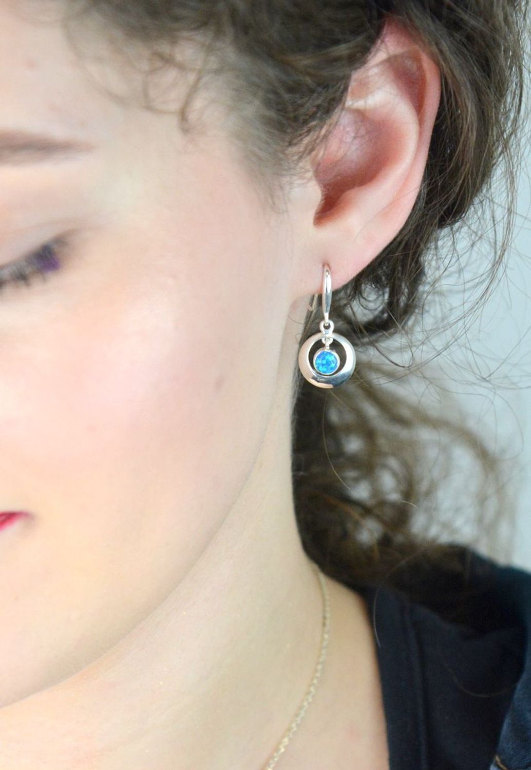 Kolczyki damskie srebrne DIA-KLC-13176-925 – wiszące okrągłe z niebieskim syntetycznym opalem, próba 925, długość 2,7 cm, szerokość 1,2 cm, waga 2,70 g, zapięcie bigiel otwarty.1.jpg