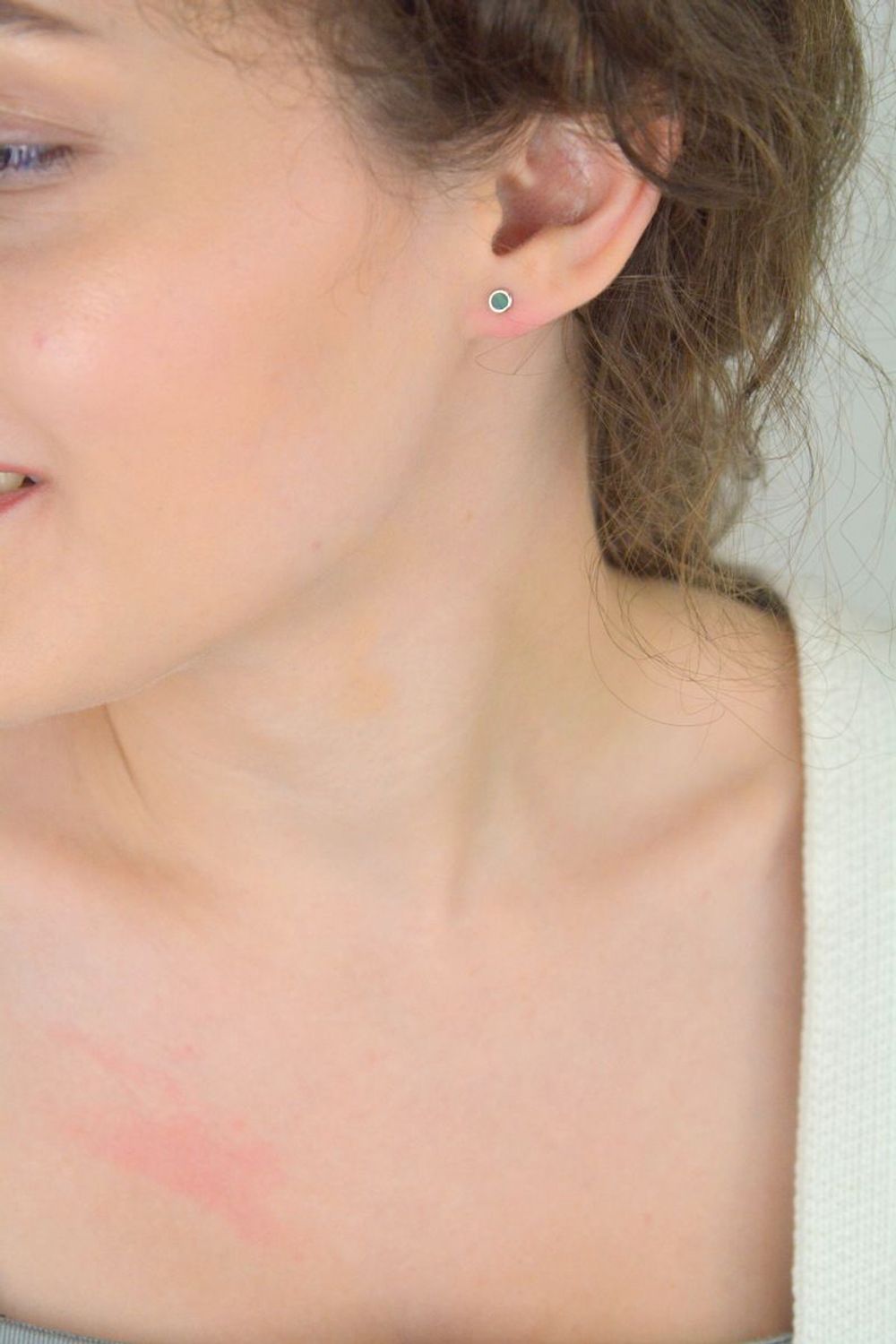 Kolczyki damskie DIA-KLC-13177-925 – srebrne próby 925, okrągłe z malachitem, szerokość 4 mm, zapięcie na sztyft, waga 0,60 g. Subtelna i stylowa biżuteria na co dzień.1.jpg