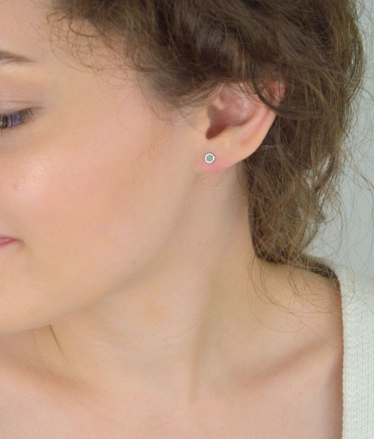 Kolczyki damskie DIA-KLC-13177-925 – srebrne próby 925, okrągłe z malachitem, szerokość 4 mm, zapięcie na sztyft, waga 0,60 g. Subtelna i stylowa biżuteria na co dzień.1.jpg