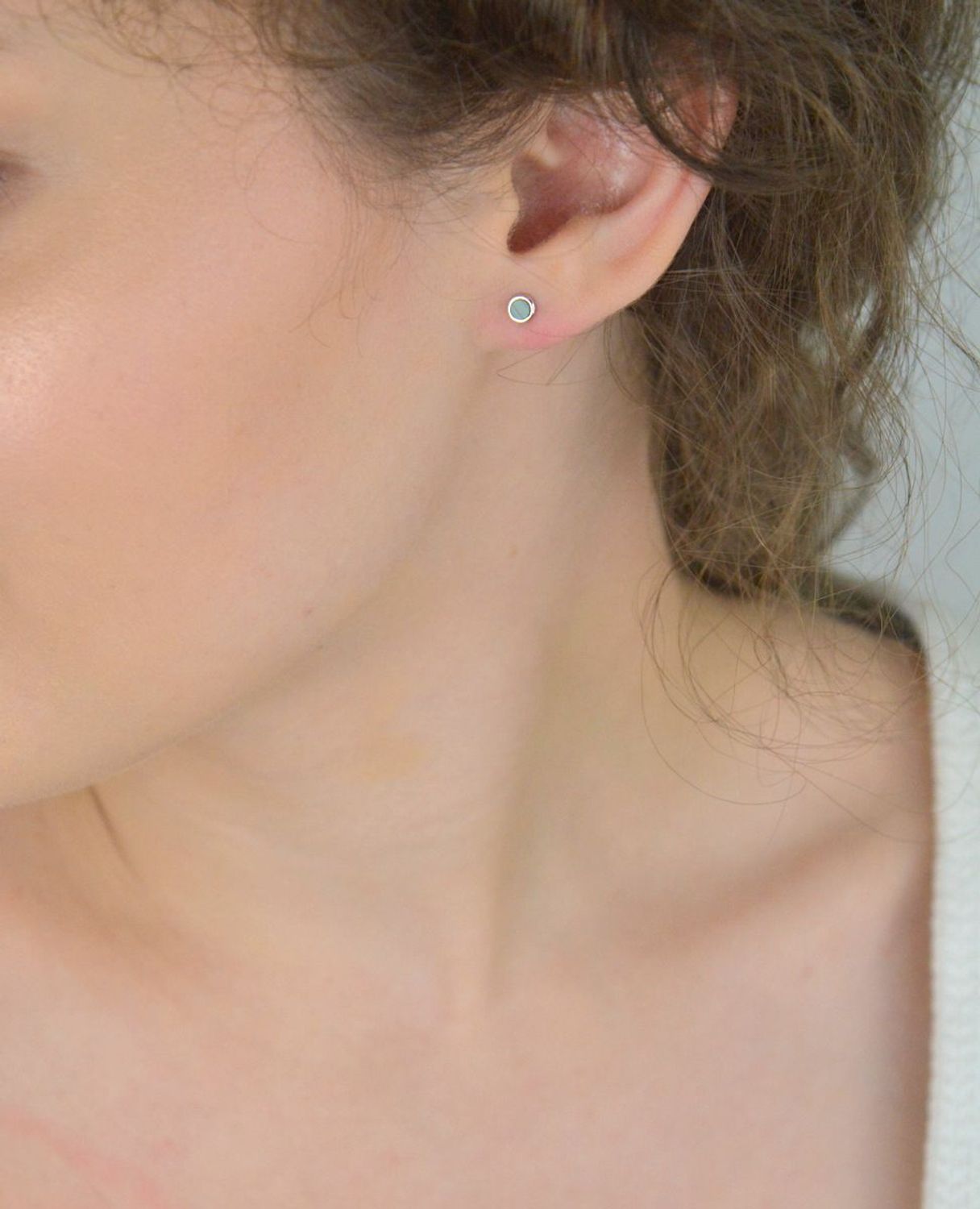 Kolczyki damskie DIA-KLC-13177-925 – srebrne próby 925, okrągłe z malachitem, szerokość 4 mm, zapięcie na sztyft, waga 0,60 g. Subtelna i stylowa biżuteria na co dzień.1.jpg