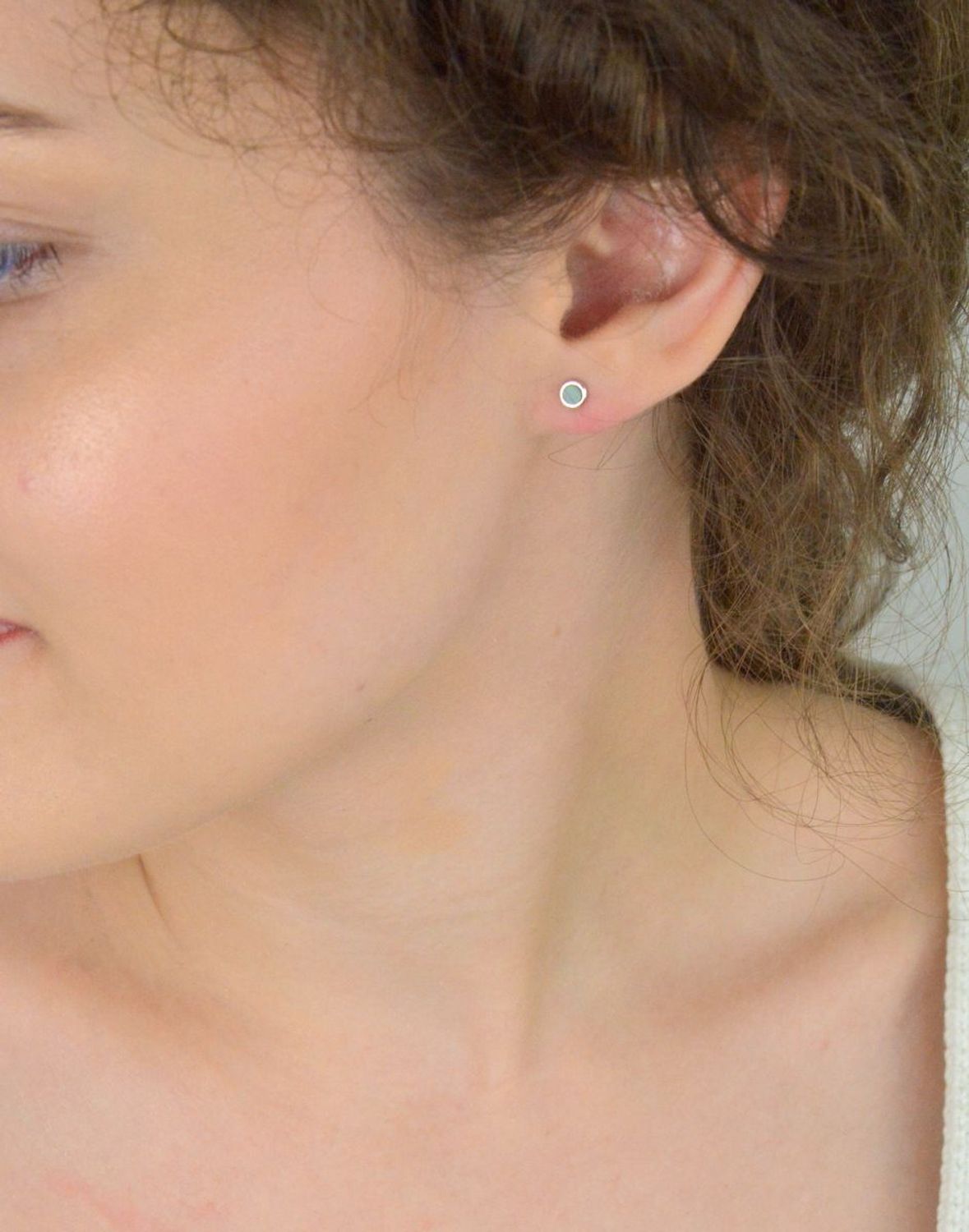 Kolczyki damskie DIA-KLC-13177-925 – srebrne próby 925, okrągłe z malachitem, szerokość 4 mm, zapięcie na sztyft, waga 0,60 g. Subtelna i stylowa biżuteria na co dzień.1.jpg