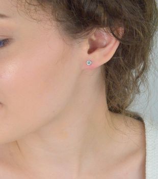 Kolczyki damskie DIA-KLC-13177-925 – srebrne próby 925, okrągłe z malachitem, szerokość 4 mm, zapięcie na sztyft, waga 0,60 g. Subtelna i stylowa biżuteria na co dzień (1).JPG