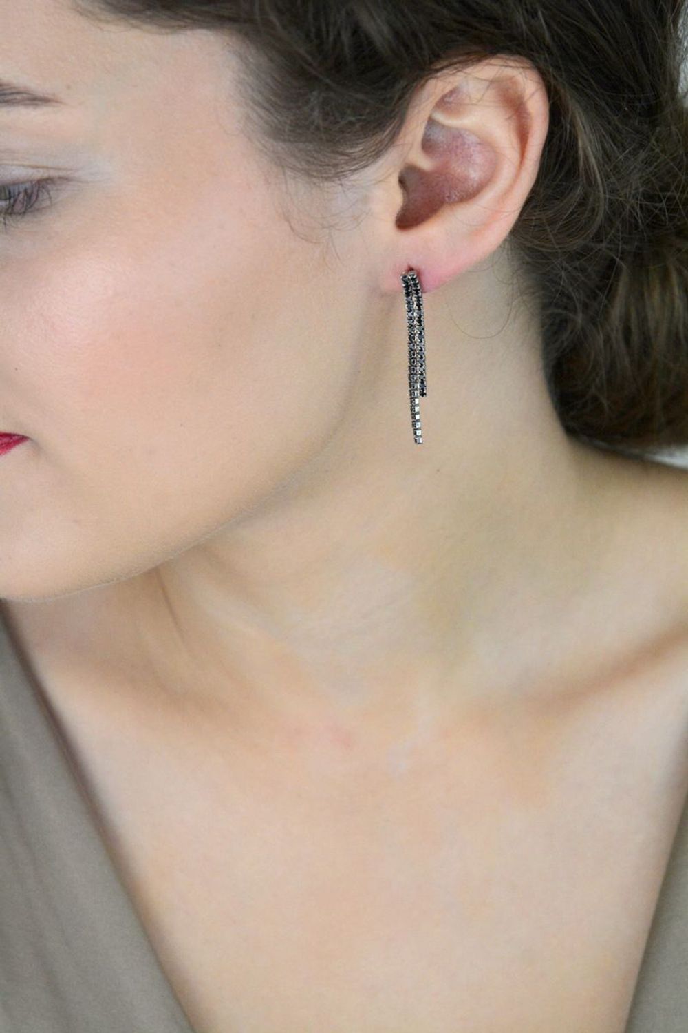 Kolczyki damskie DIA-KLC-13178-925 – srebro próby 925, wiszące z czarnymi cyrkoniami, długość 4,0 cm, zapięcie na sztyft, waga 2,40 g. Styl i elegancja na każdą okazję.1.jpg