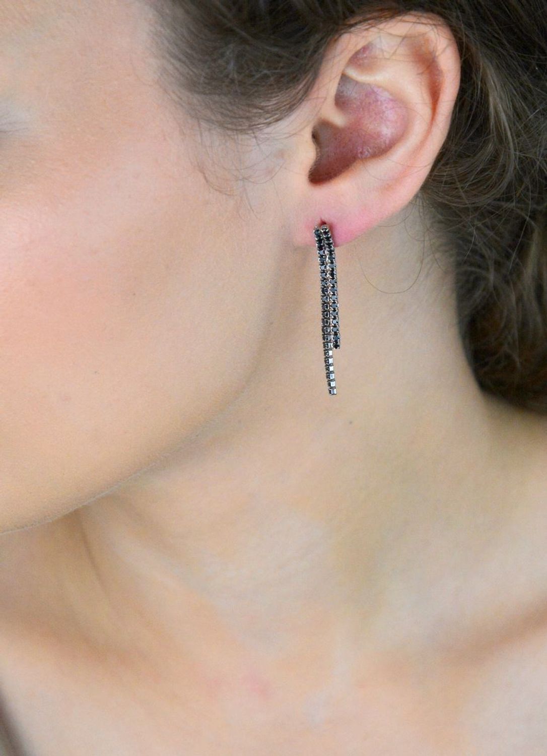 Kolczyki damskie DIA-KLC-13178-925 – srebro próby 925, wiszące z czarnymi cyrkoniami, długość 4,0 cm, zapięcie na sztyft, waga 2,40 g. Styl i elegancja na każdą okazję.1.jpg