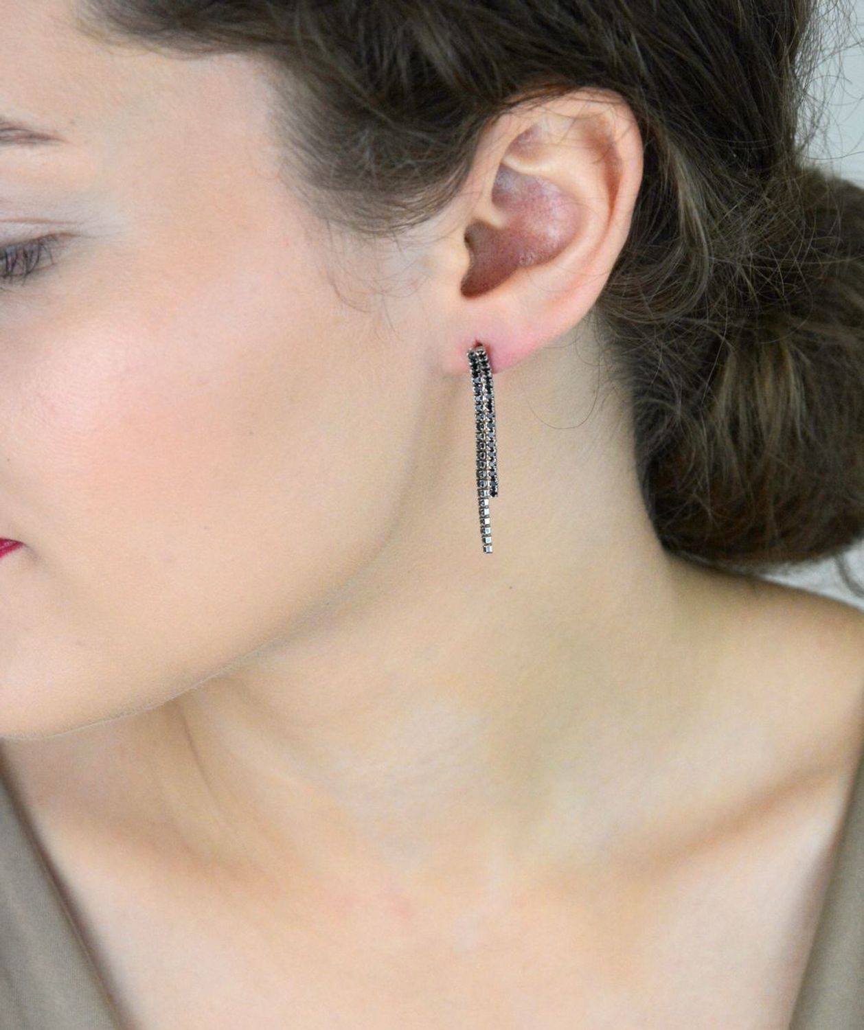 Kolczyki damskie DIA-KLC-13178-925 – srebro próby 925, wiszące z czarnymi cyrkoniami, długość 4,0 cm, zapięcie na sztyft, waga 2,40 g. Styl i elegancja na każdą okazję.1.jpg