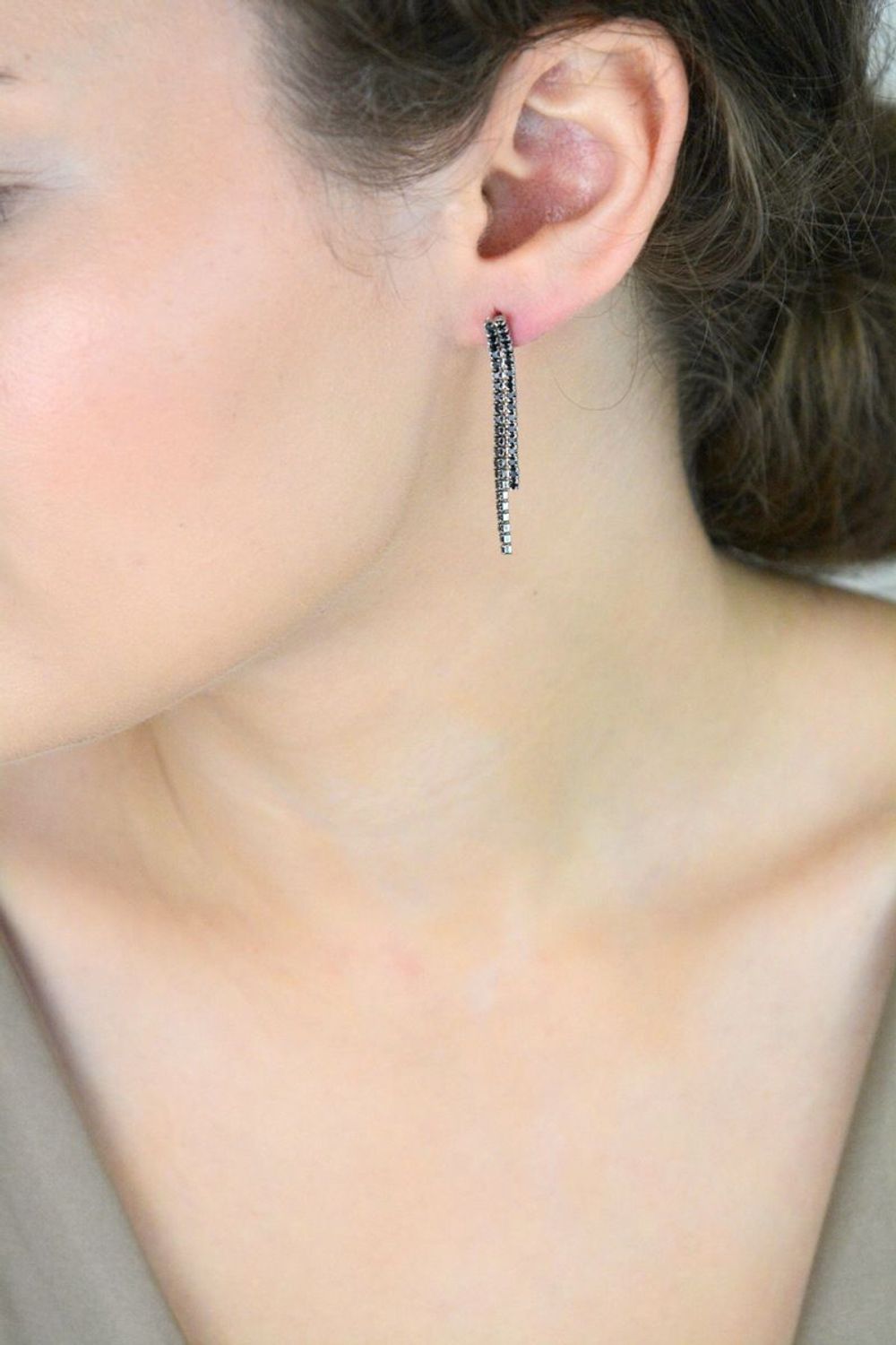 Kolczyki damskie DIA-KLC-13178-925 – srebro próby 925, wiszące z czarnymi cyrkoniami, długość 4,0 cm, zapięcie na sztyft, waga 2,40 g. Styl i elegancja na każdą okazję.1.jpg