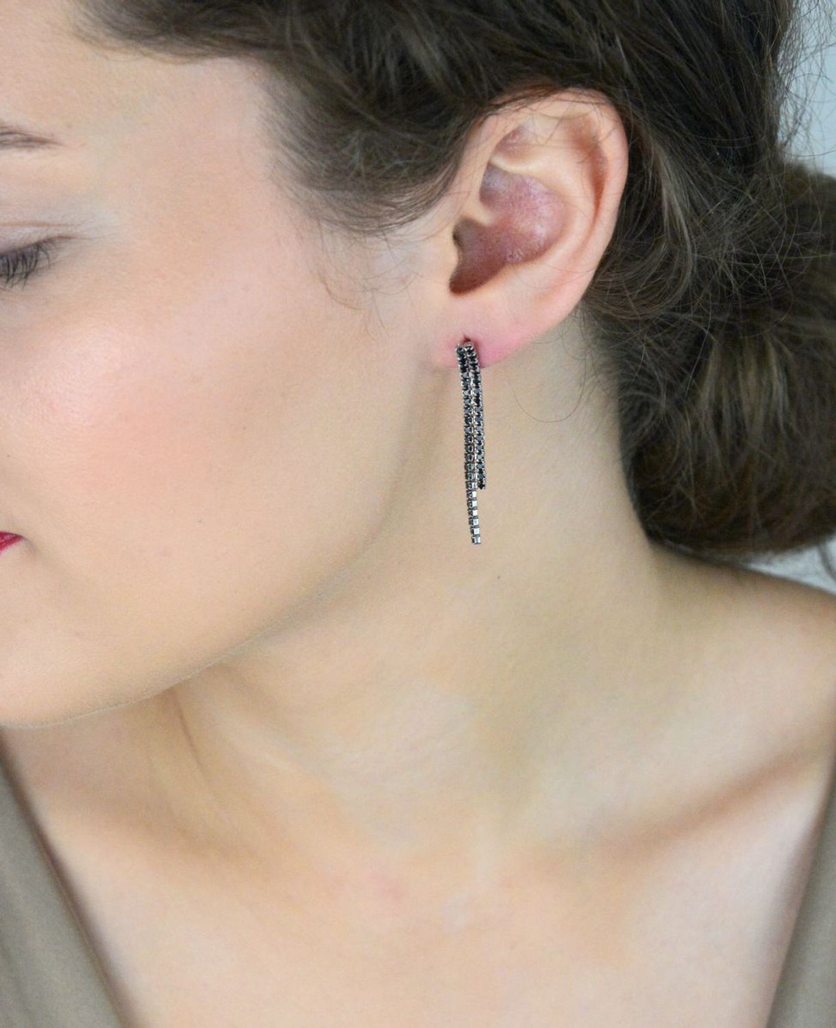 Kolczyki damskie DIA-KLC-13178-925 – srebro próby 925, wiszące z czarnymi cyrkoniami, długość 4,0 cm, zapięcie na sztyft, waga 2,40 g. Styl i elegancja na każdą okazję.1.jpg