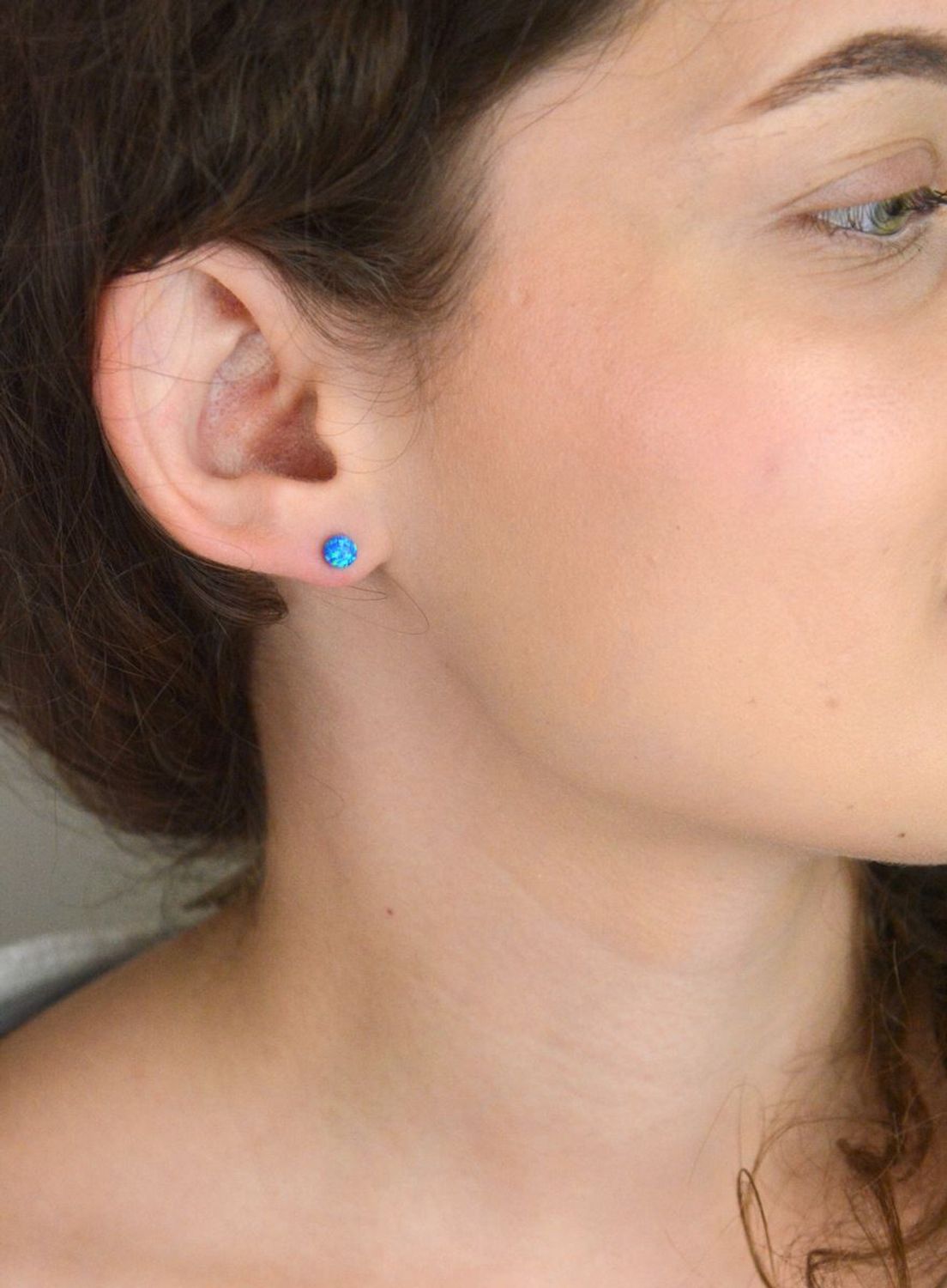 Kolczyki srebrne damskie DIA-KLC-13180-925 z niebieskim opalem syntetycznym. Okrągłe, 5 mm, srebro próby 925, lekkie – tylko 0,50 g, zapięcie na sztyft.1.jpg